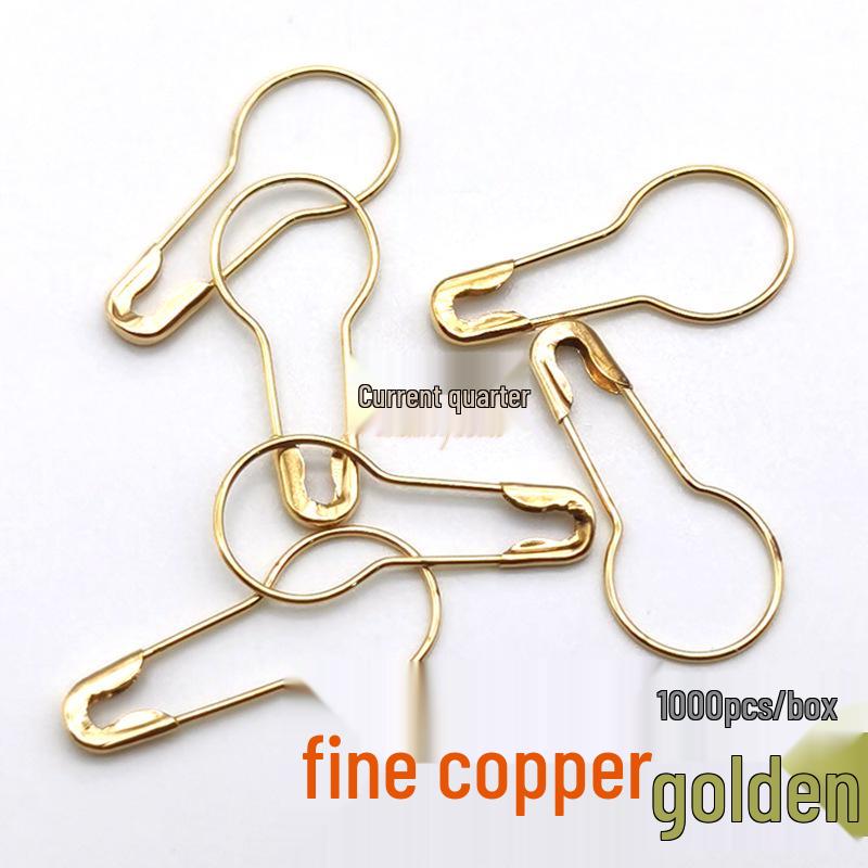 

Медная тыква крючком: Серебряная U-образная безопасная булавка с биркой грушевидной формы и цветами, нанесенными методом распыления.