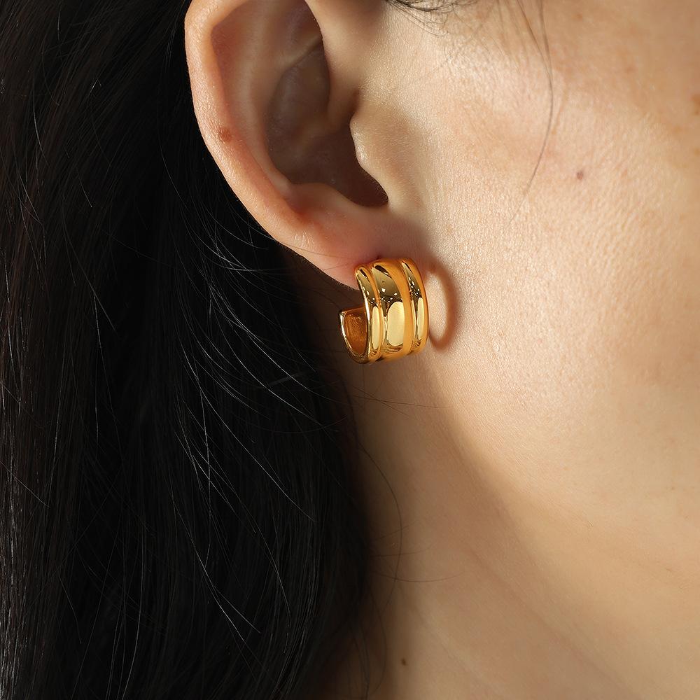 

Versatile simple metal C-shaped plain ring earrings, autumn and winter temperament earrings, European and American ins style studs.