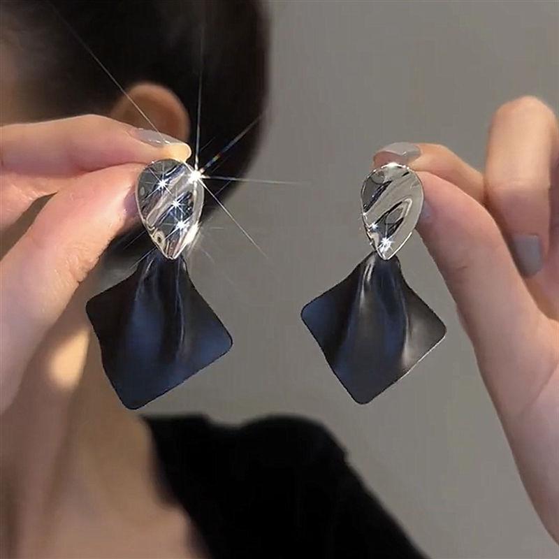 Long Black and White Personalized Earrings High-Grade Sense Light Luxury and Simplicity Frosty Style Earrings Tide