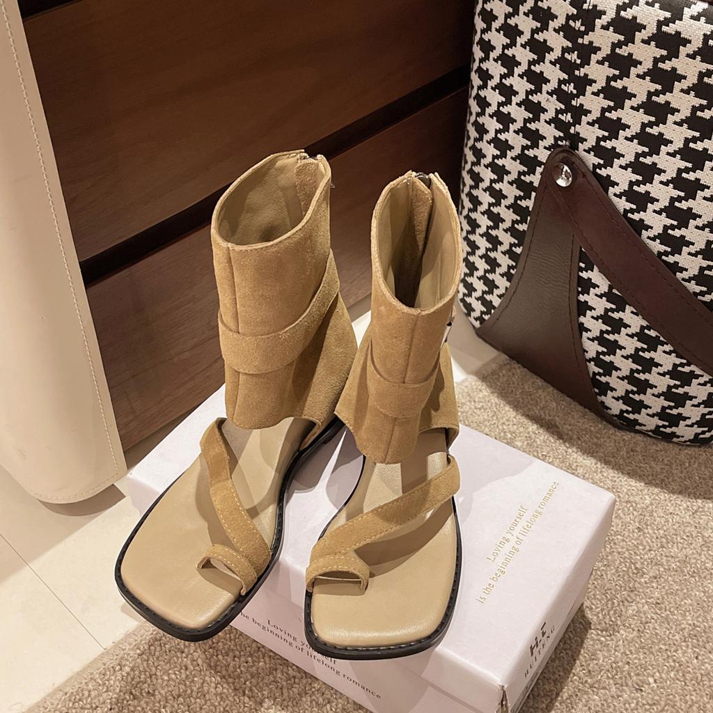 Schwarze modische Retro-Keilsandalen mit quadratischer Spitze Damen Sommerbekleidung 2025 neue Modelle mit Röcken, innenhöheverstärkende coole Stiefel