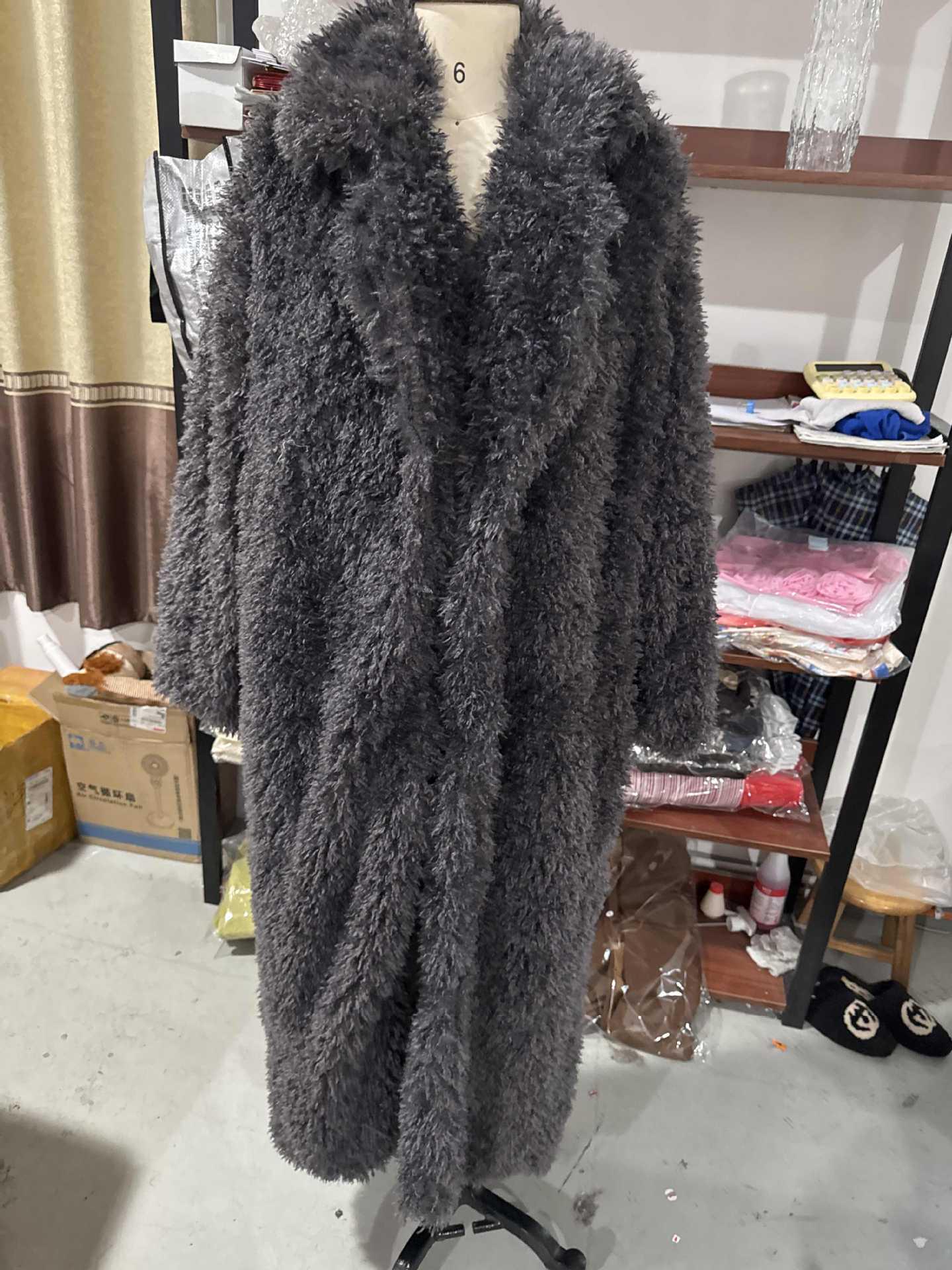 

Европейский и американский серый длинный плюшевый пальто с лацканами 2024 - Новая теплая, плотная, пушистая верхняя одежда для осени и зимы Medium серый