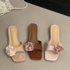 Fashion New Summer French Square Head Thick with Pearl Flower Flip-flops Women Wear Open-toed Flip-flops with Mid-heels Zapatos Mujer