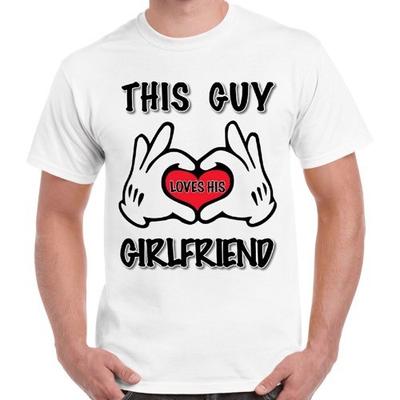 Valentinstag Dieser Typ liebt seine Freundin Jahrestag Geburtstagsgeschenk T-Shirt 2414