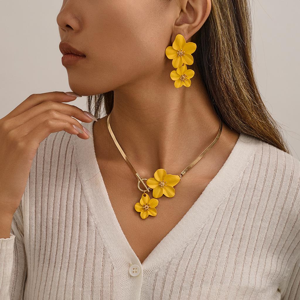 Fashionable and Elegant Flower Pendant Necklace and Earrings Jewelry Set Suitable for Women's Daily Gatherings  Parties  Holiday Travel  and As a Gift