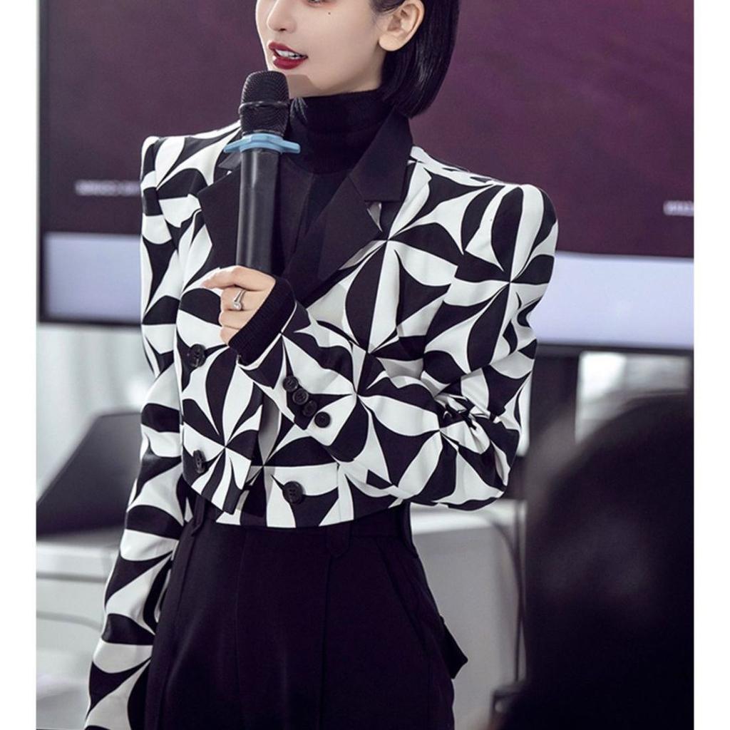 Jachetă blazer pentru femei la modă și elegantă - Un must-have pentru garderoba ta