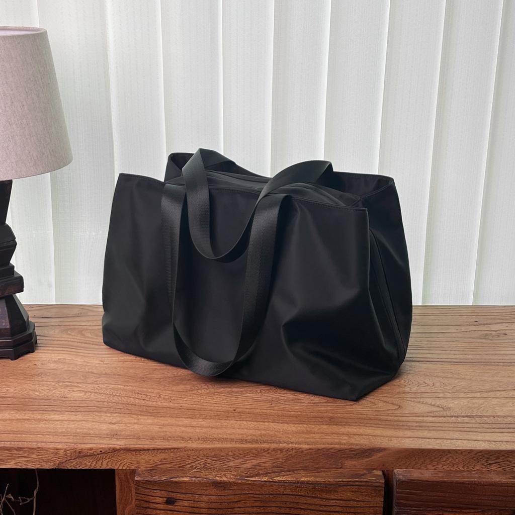 Minimalistische und hochwertige leichte Reisetasche aus Nylon Vielseitige und modische Schultertasche mit großem Fassungsvermögen und mehreren Fächern