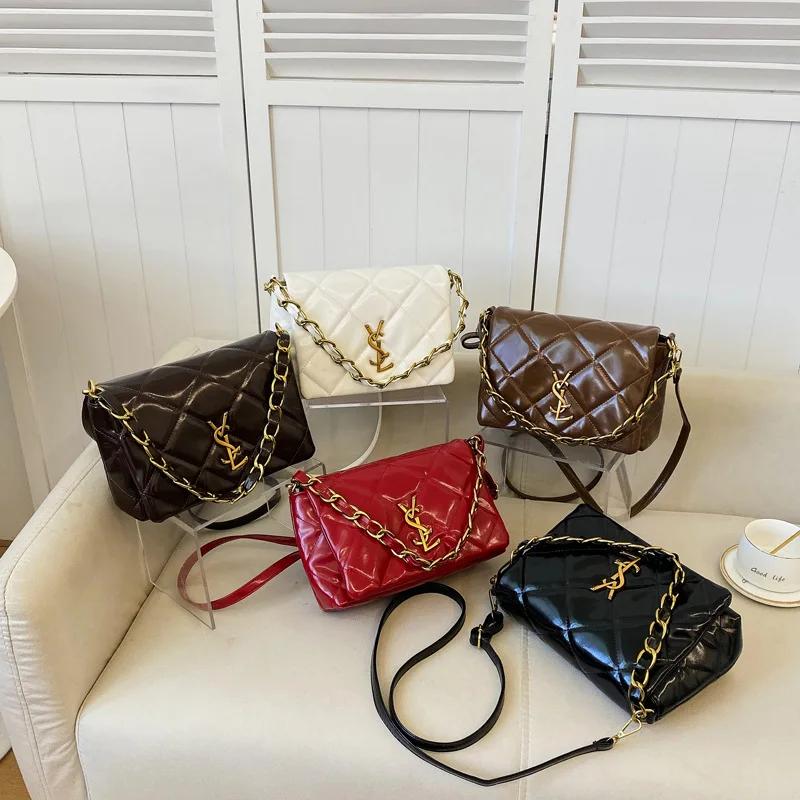 Podzimní a zimní luxusní jednobarevná řetízková kabelka pod paži přes rameno, moderní dámská crossbody kabelka. Stylový, elegantní prémiový.