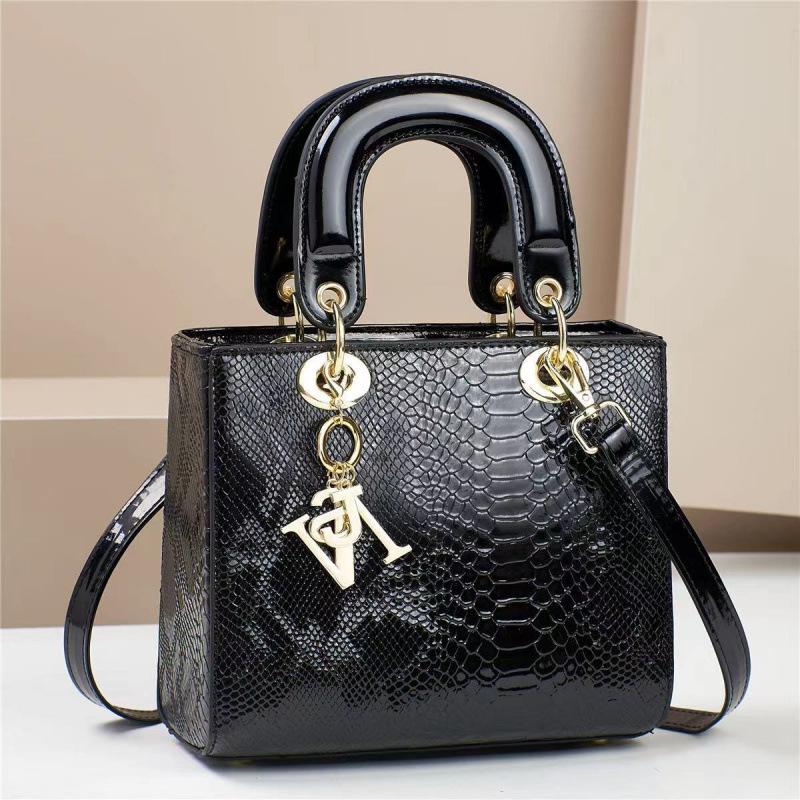 Handbag with A Small Fragrance and Lizard Pattern, with A Fixed Texture and Large Capacity. It Is A One Shoulder Crossbody Handbag for The Consort