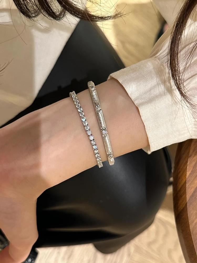 Hot Selling Brushed Bracelet, Fashionable Light Luxury Style, Laser Flash Diamond Bracelet, Buckle Design Bracelet