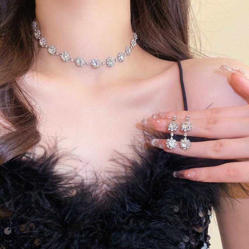 Elegante mit Diamanten besetzte Halskette & Schmuckset für Damen - High-End, vielseitig, super funkelnde Luxus-Schlüsselbein-Accessoires