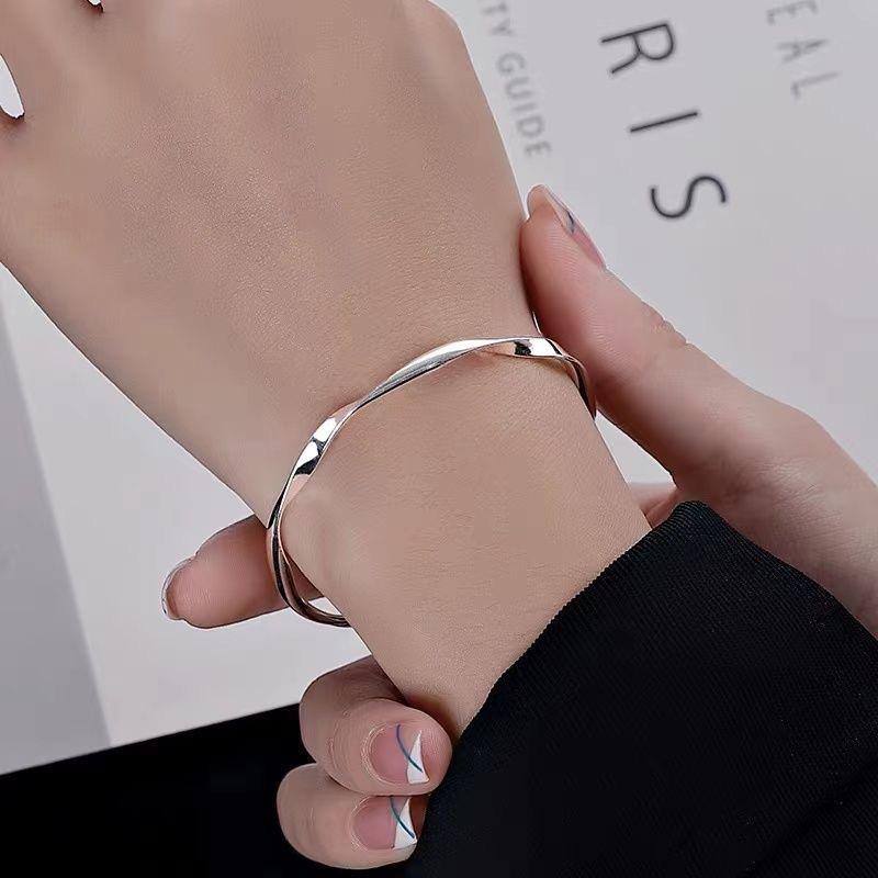 Stříbrný náramek Möbiusova vlna - Sterlingové stříbro, kroucený design, Perfektní dárek k narozeninám pro ženy