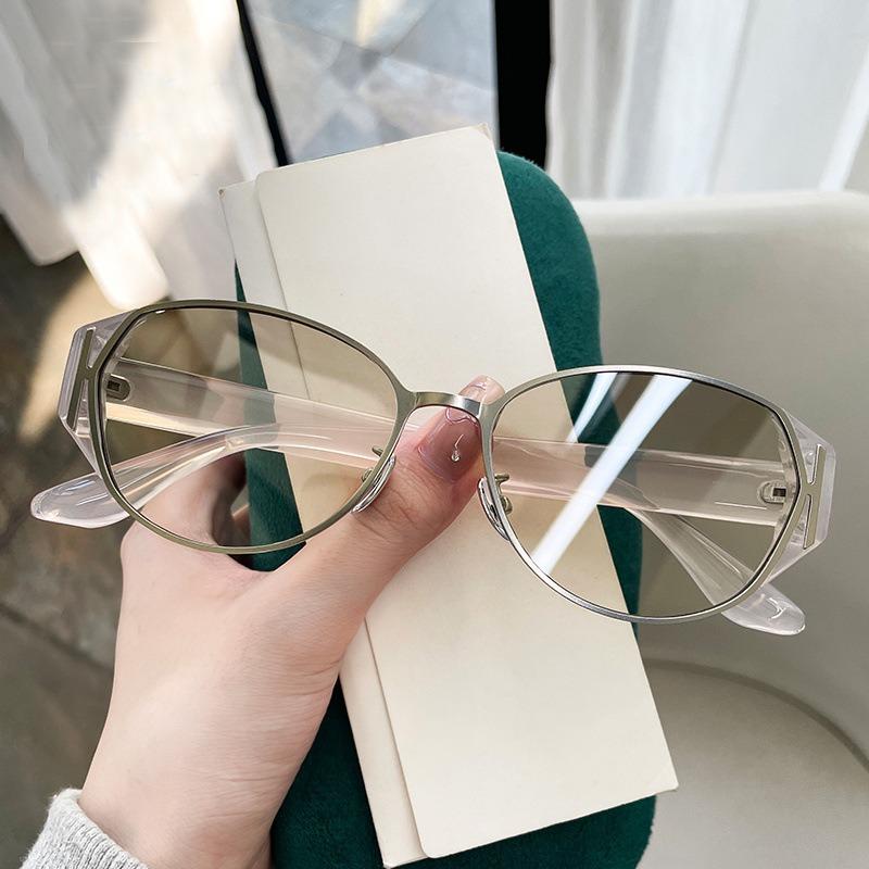 

Sexy Small Oval Women s Sunglasses Trendy Metal Frame Shades Eyewear for Female Classic Vintage Sun GlassesVV