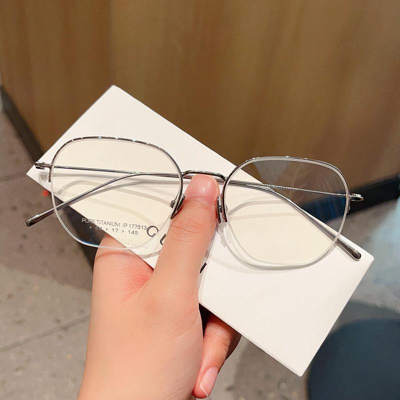 

Модная ретро-полуоправа из титана с перьями, оправа для очков из чистого титана, простая оправа для очков Yan Feng. Мужчины и женщины могут быть оснащены оправой для очков.