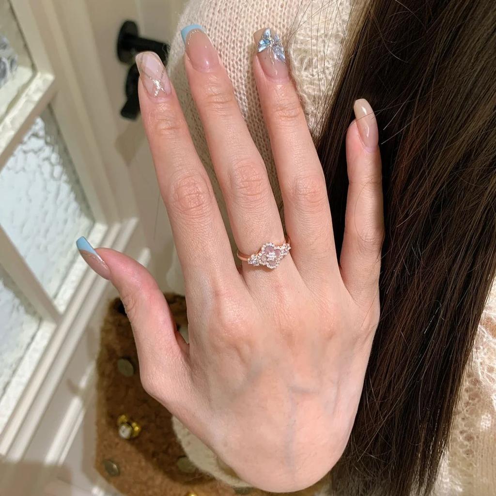 Italienischer Retro-Gerichtsstil Natürlicher Rosa Schachbrettblume Kleeblatt Ring, High-End Super Fee Design Kleeblatt Mädchen Ring