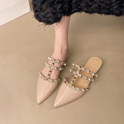 Coole Hausschuhe Damen Sommer neue Nieten coole Hausschuhe Damen dicke Absätze spitz Lackleder Tasche Kopf halbe Hausschuhe