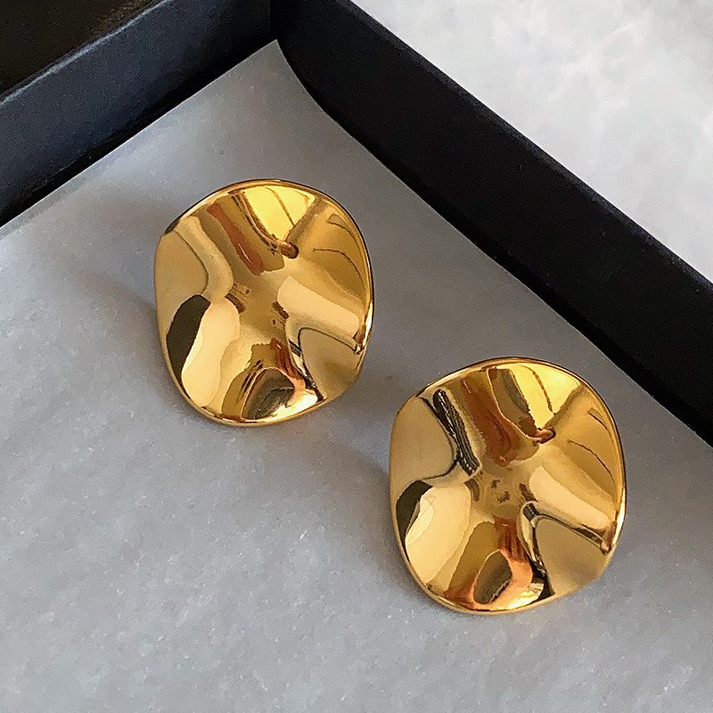 

Glossy Metal Curved Disc Earrings 2026 New Popular European and American Style Earrings Light Luxury High-End Minimalist Style Ear Studs Gold