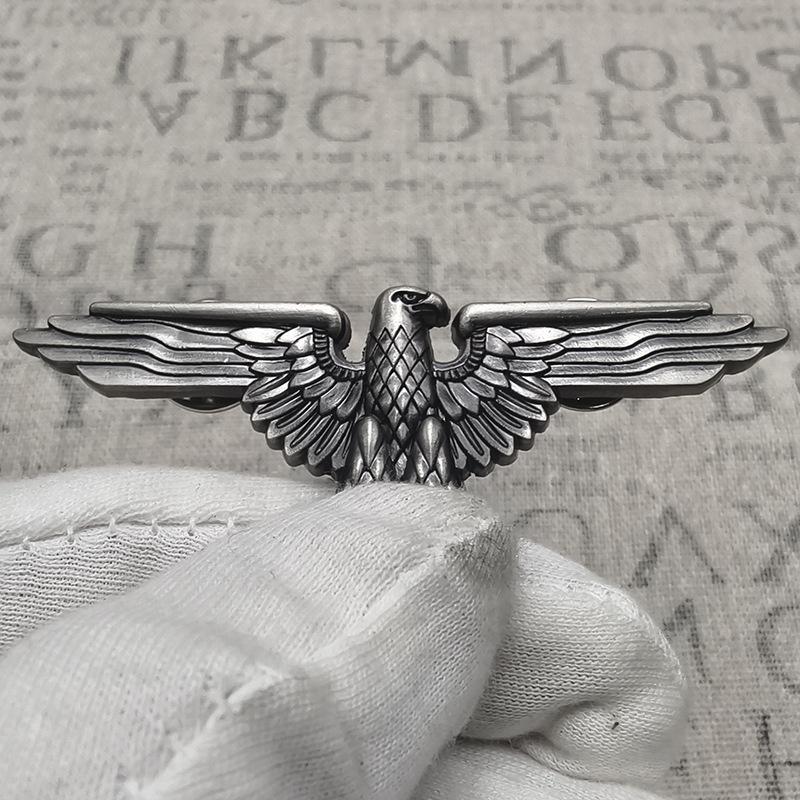 

Металева нашивка «Летючий орел» в наявності: Радянська пам ятна медаль-брошка.