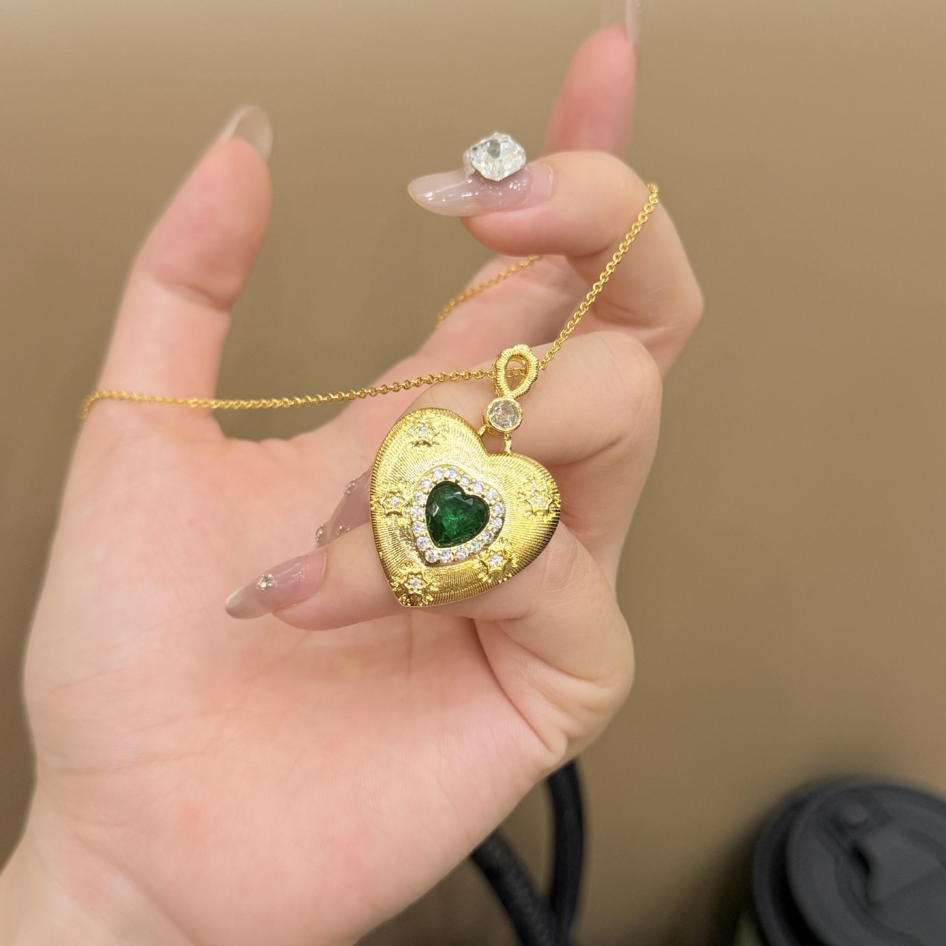 Medieval Brushed Necklace Stud Earrings Set, Lava Love-Shaped Neck Chain Earrings, Light Luxury Emerald Zircon.