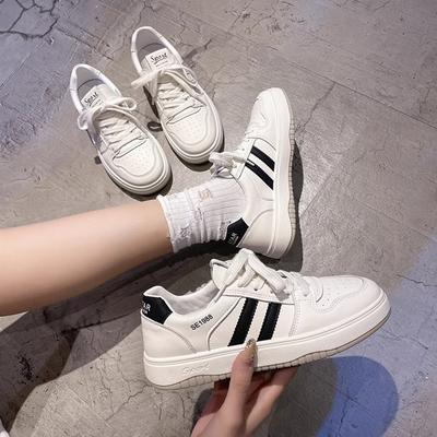 Zapatos blancos pequeños para mujer 2025 primavera nuevos zapatos de plataforma para mujer zapatos deportivos casuales estilo extranjero versátiles zapatos de estudiante ins moda