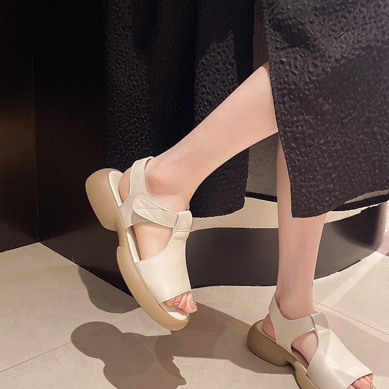 Auf Scheiße treten Sandalen Damen hohl offene Zehen Französische Kreuzriemen Dicke Sohle Dicke Absätze High Heels Strandschuhe mit bequemen Röcken