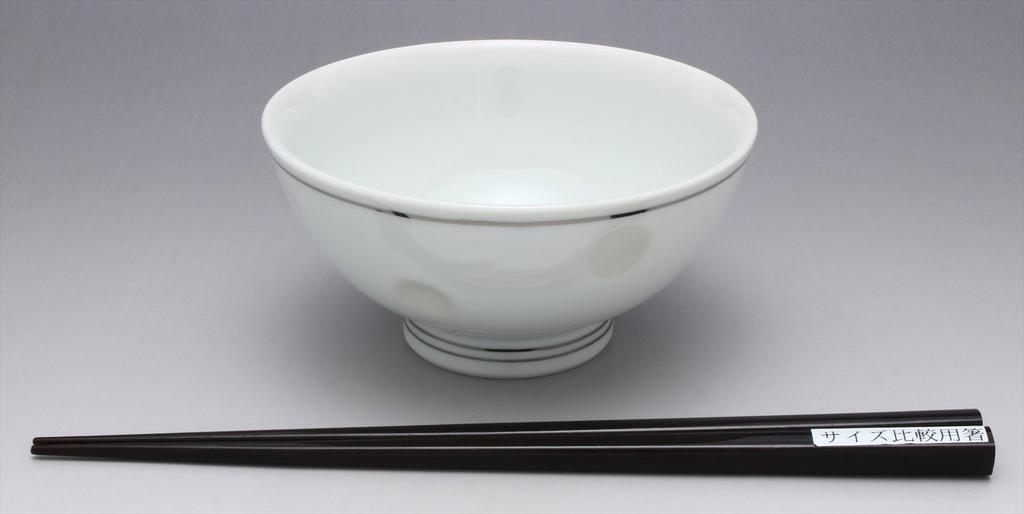 Arita-Ware Reisschale mit eingravierten Polka Dots und Silberlinien