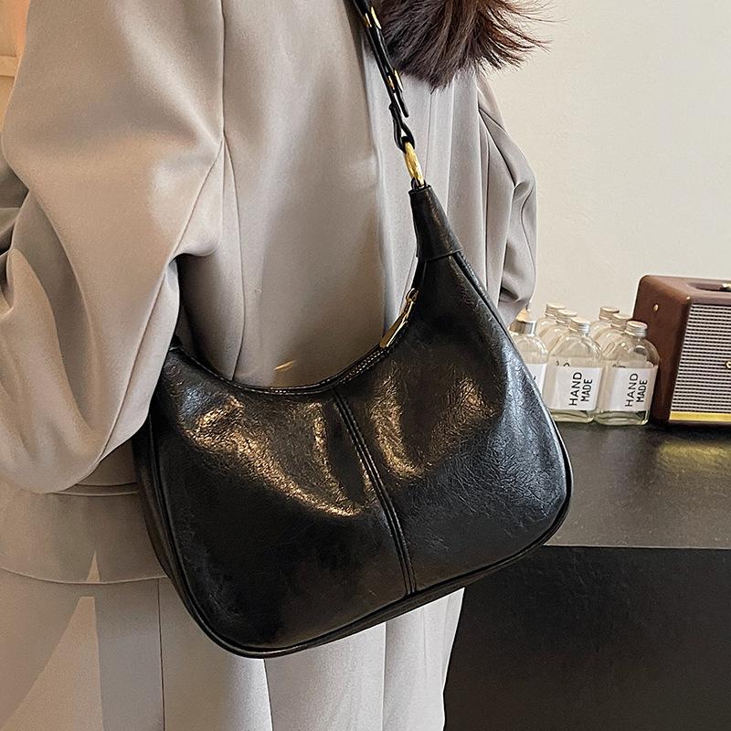 Popular Retro Maillard Simple Solid Color Dumpling Bag Casual Niche Commuting Versatile Soft Leather Messenger Bag