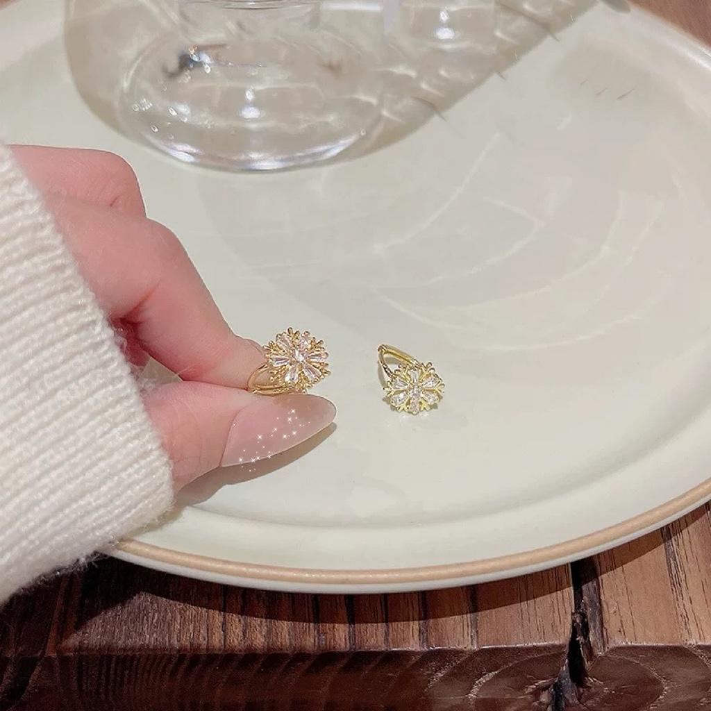 Zircon Gold Snowflake Earrings for Women, Small, Exquisite, Elegant, Versatile, Fashionable, and Luxurious.