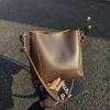 New Fashion Large Capacity Shoulder Bag Women Simple Crossbody Handle Bucket Bag Retro Style Versatile Texture Composite Bag