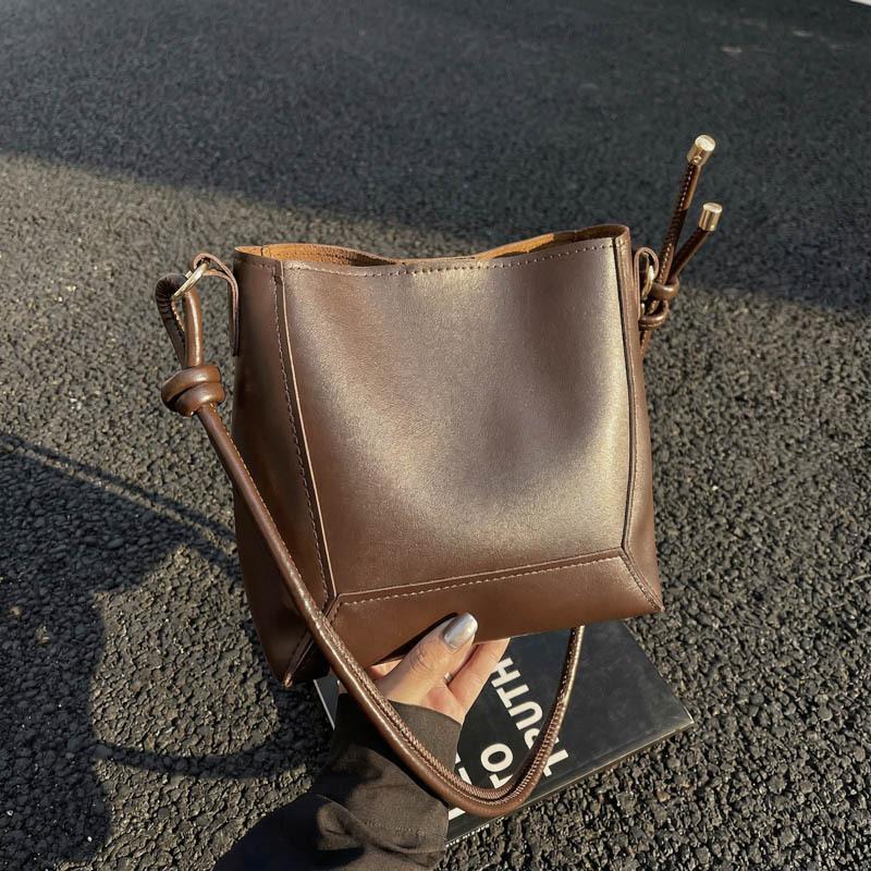 New Fashion Large Capacity Shoulder Bag Women Simple Crossbody Handle Bucket Bag Retro Style Versatile Texture Composite Bag