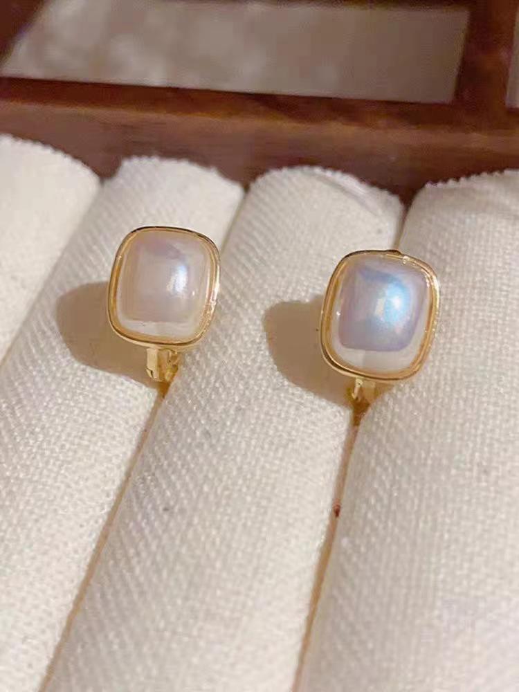 

Нові розкішні сережки з перлами 2023 року: Елегантна французька мода високого класу