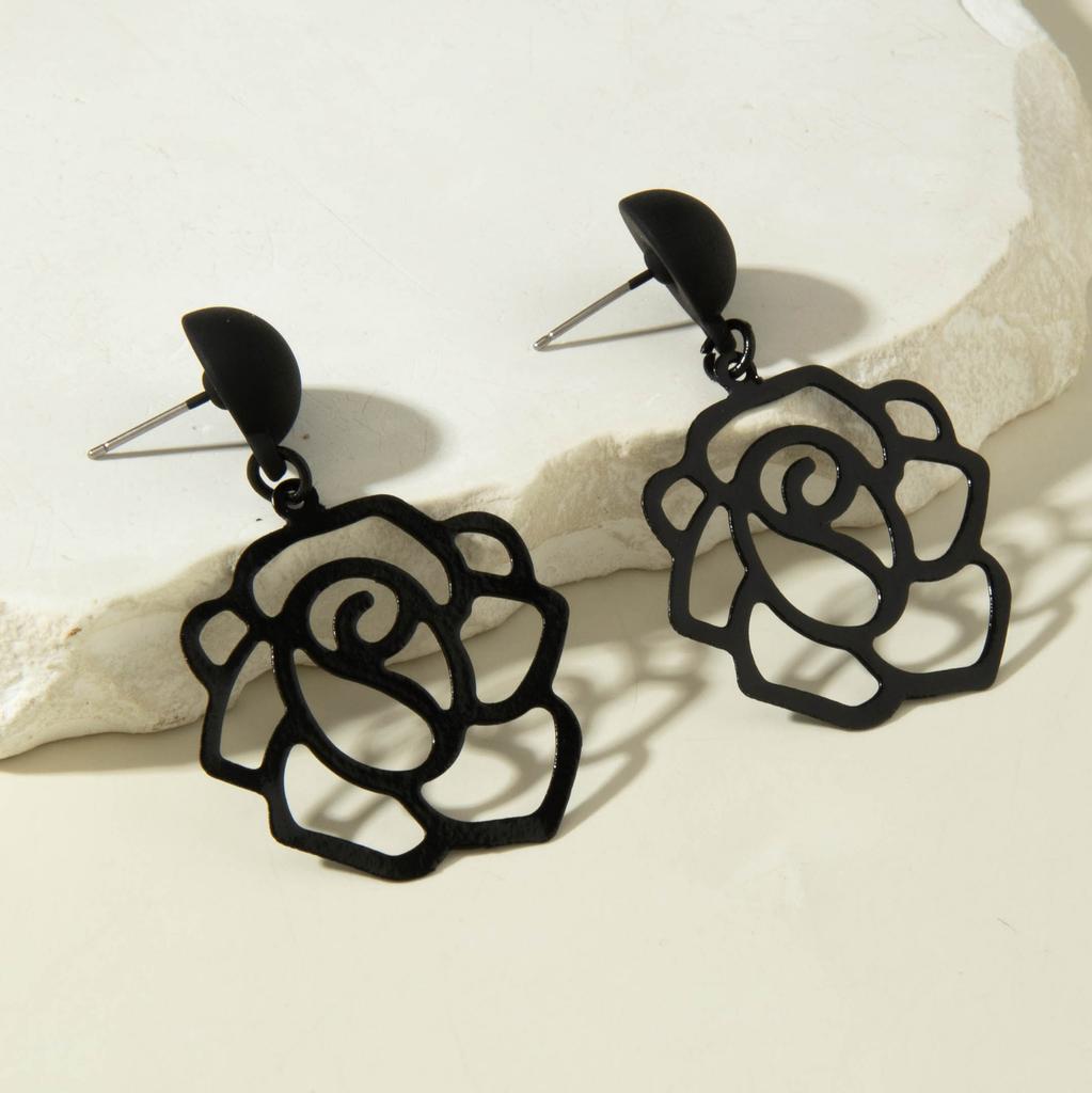Personalized and creative three-dimensional dark butterfly stud earrings, sweet and cool hollow niche earrings jewelry