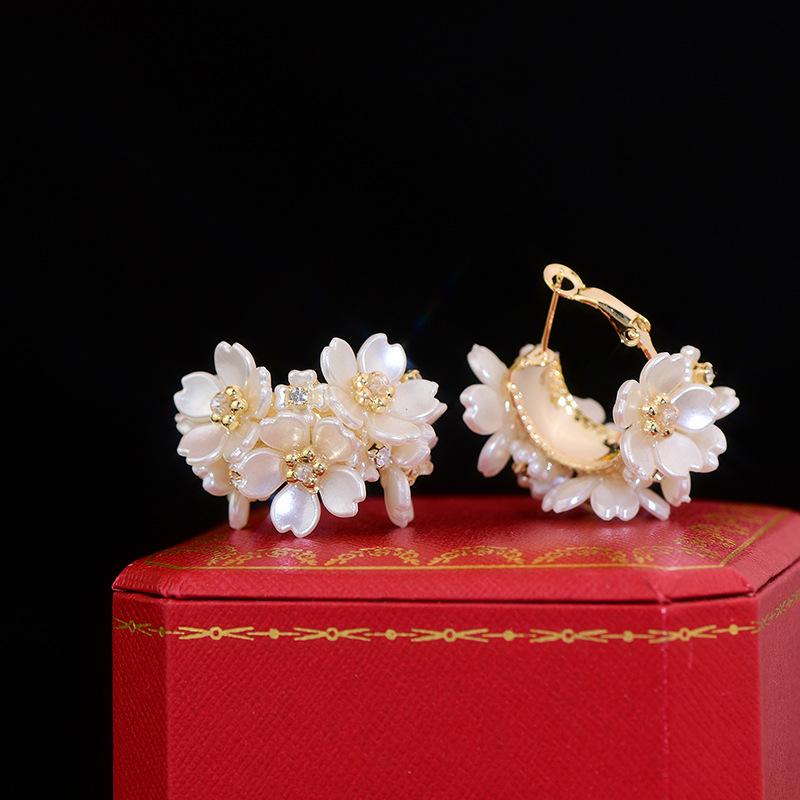 

Заявление Shell Flower Hoop Серьги Персонализация Новые Белые Pendientes Mujer