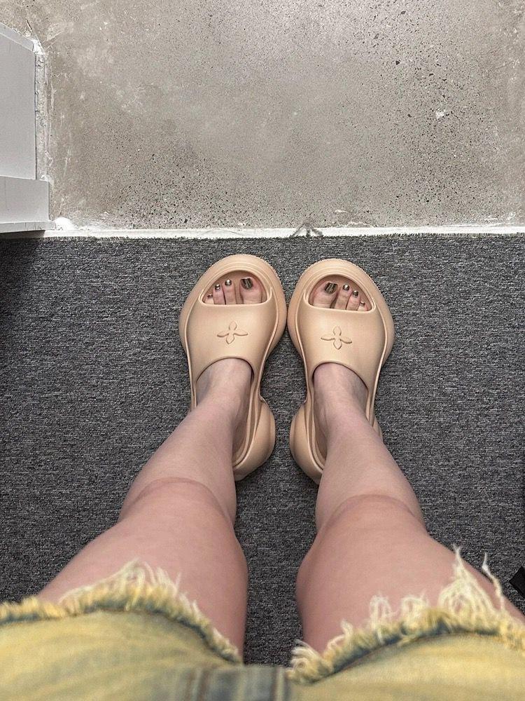 

This year, ultra-white skin tone slippers are popular. 2025 summer thick-soled sandals are worn outside. Women s slope heel muffin one-word drag 40 хакі