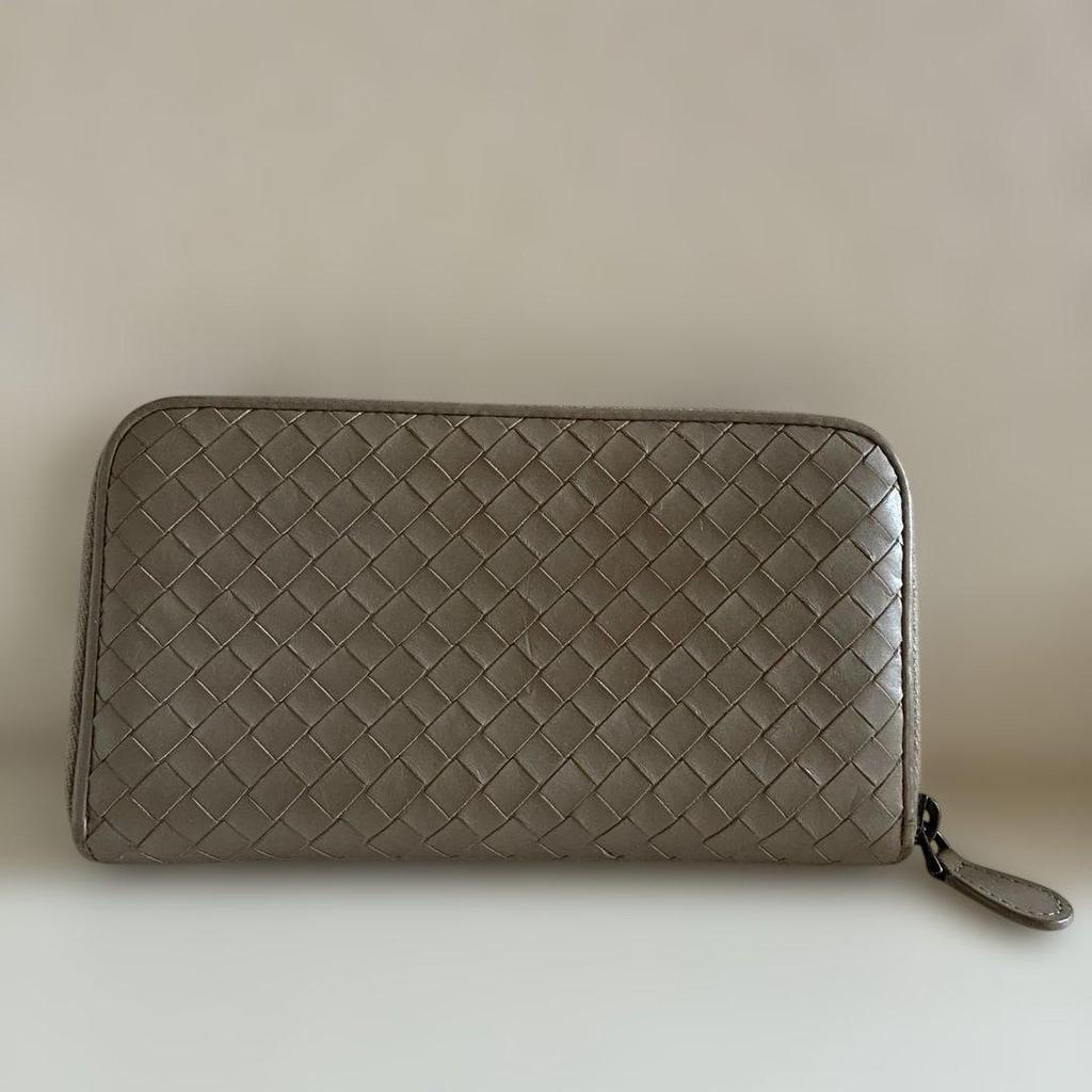 Used Beautiful condition Bottega Veneta long wallet, round zipper