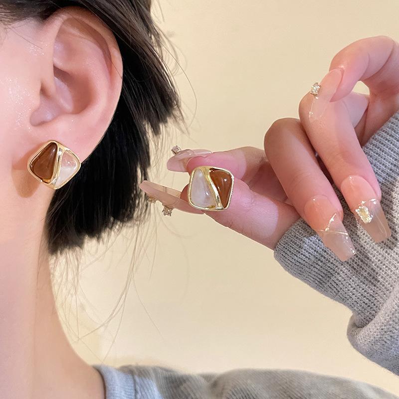 

Maillard Style Silver Needle Coffee Earrings Women s Light Luxury Retro Premium Earrings Simple Versatile Earrings 925 silver needle