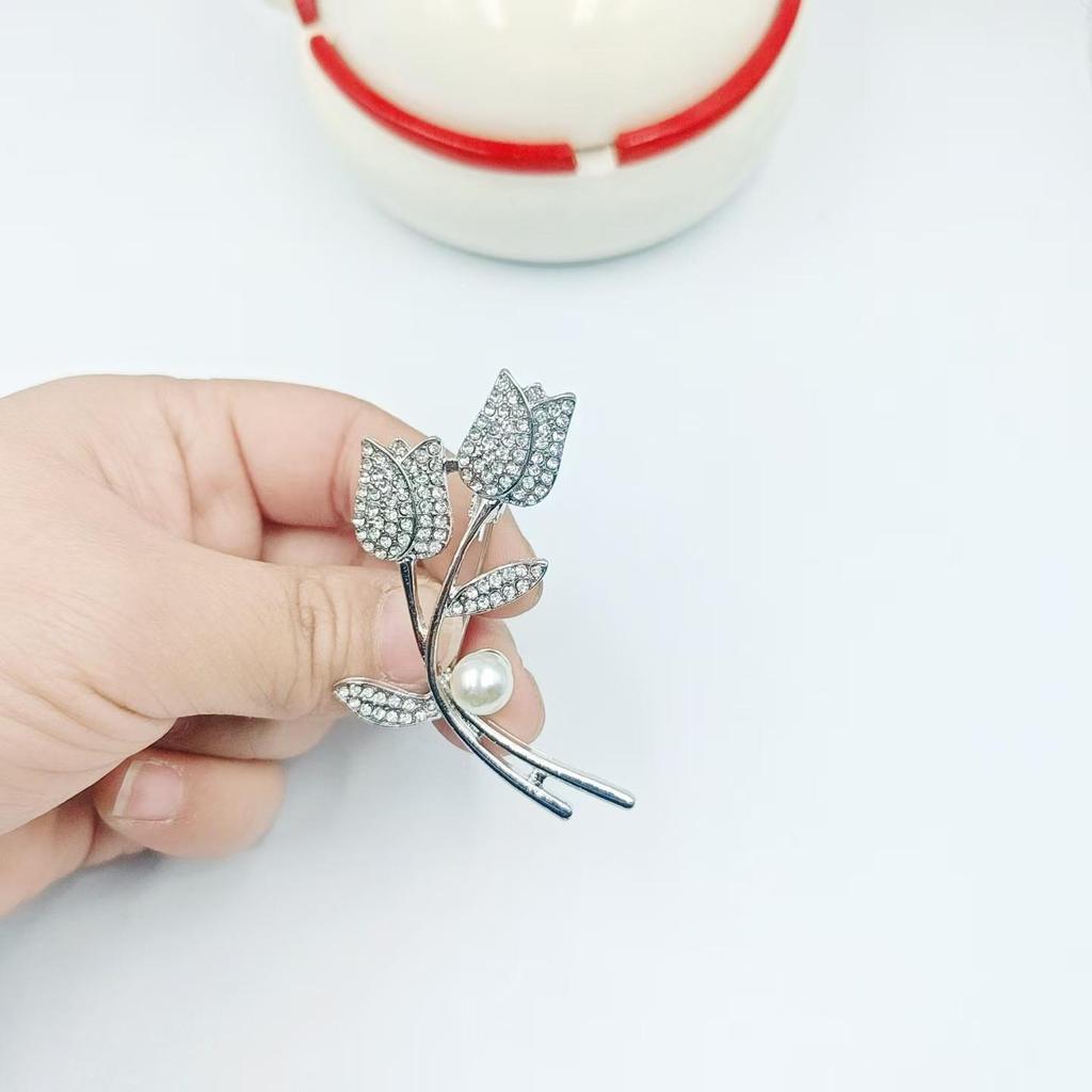 Elegant Pearl Tulip Brooch - Simple and Sophisticated Clothing Accessory