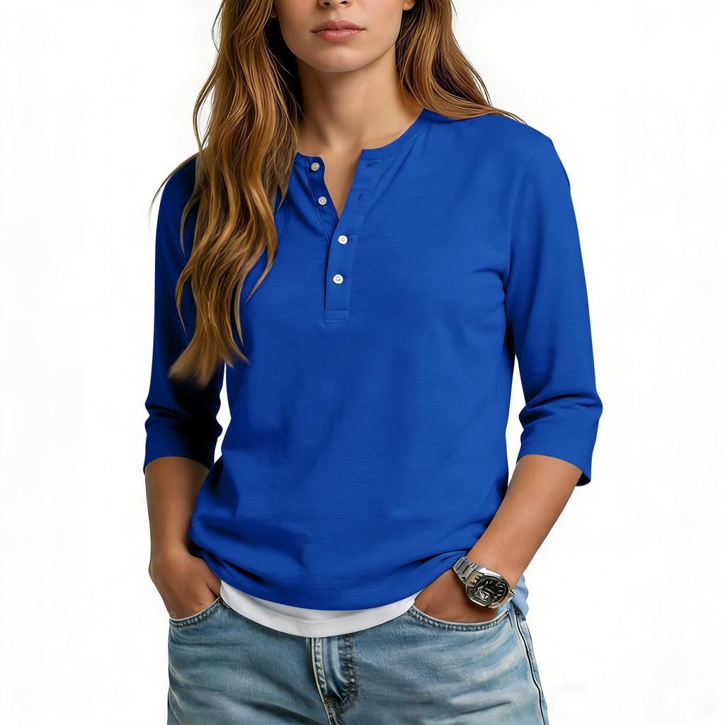 Camiseta informal de mujer con cuello en V, manga tres cuartos y botones decorativos.