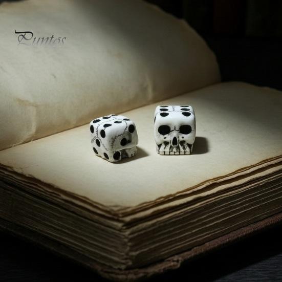Dark Atmosphere Game Prop Skull Dice for Adults, Gothic Resin Shaped Halloween Desktop Ornament 6 Sided Entertainment, Party Favors Skeleton