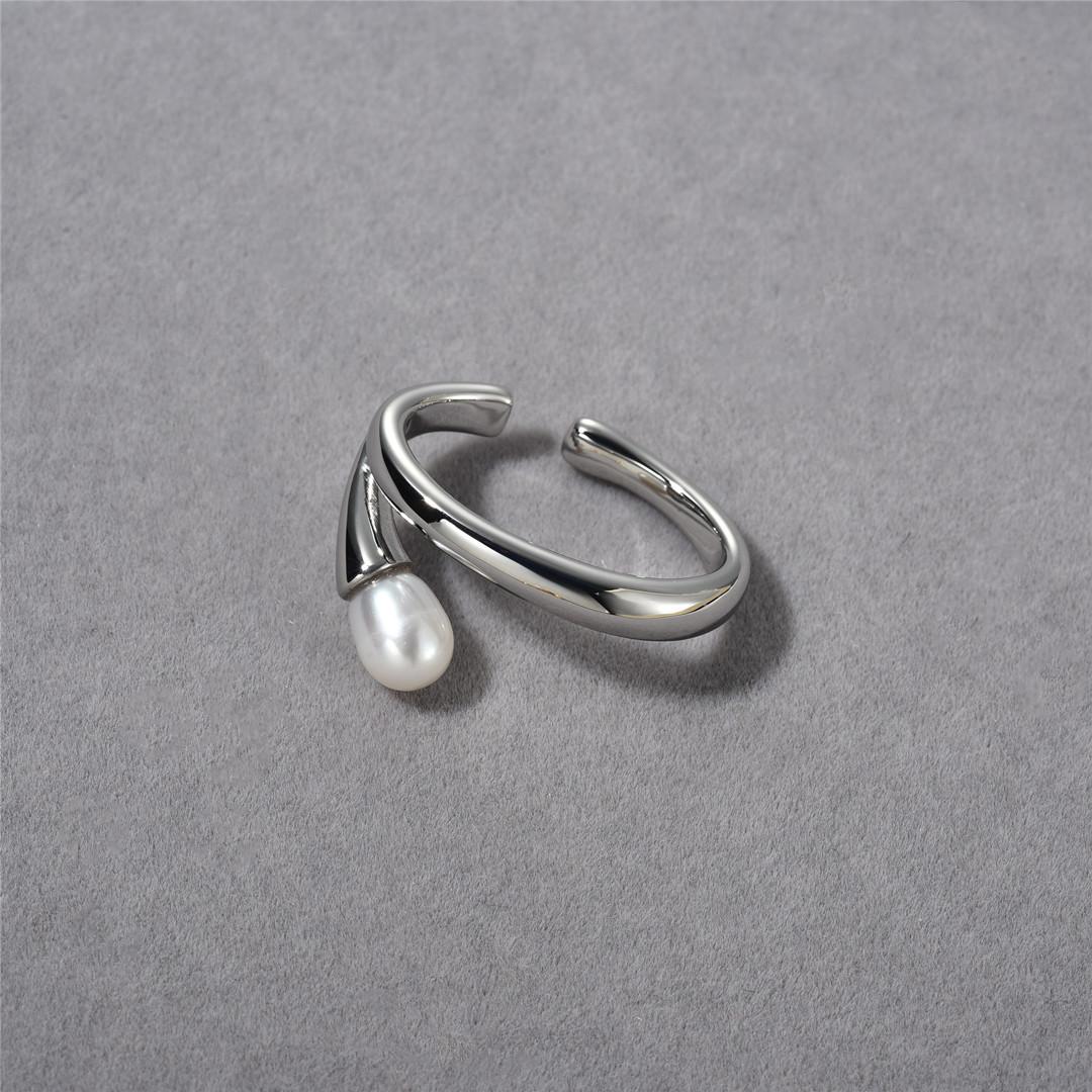 

French Light Luxury Retro Brass Plated 18K Real Gold Inlaid Pearl Ear Bone Clip Earrings Niche Exquisite Ear Clip