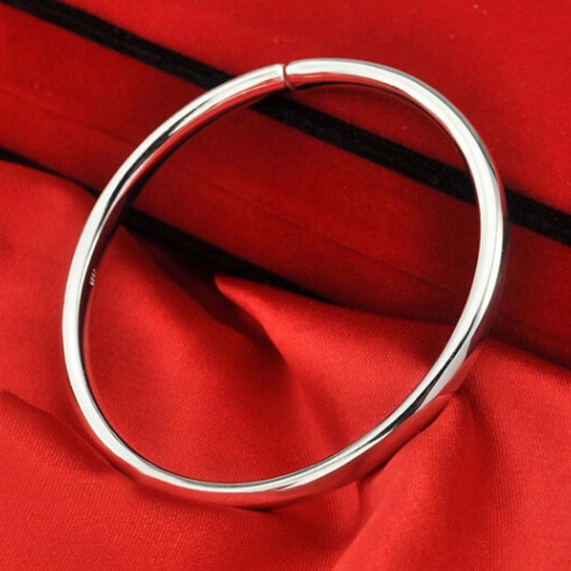 

Ювелирный браслет с имитацией серебра. Браслет с гладким лицом. Модные украшения. Твердый глянцевый легкий браслет для тела. Корейское издание. Женское издание. Adjustable size