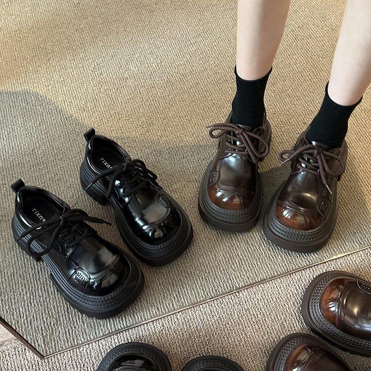 Höhenverstärkende Plateauschuhe mit großem Kopf, kleine Lederschuhe für Damen, Frühling und Herbst 2025, Winter, neue Schnür-Slipper im britischen Stil