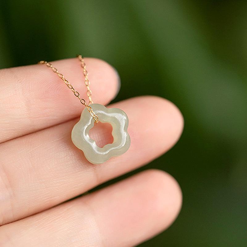 Hetian Jade Plum Blossom Pendant Necklace Natural Vintage Dainty Choker Luxury Clavicle Chain Fashion Temperament