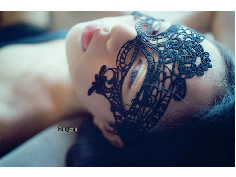 Stylová maškarní oční maska s krajkovým výřezem v několika stylech na Vánoce a představení