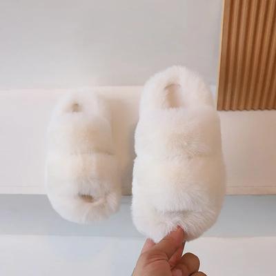 Chaussures Chaudes pour Enfants Couleur Unie Polyvalentes Garçons Filles Pantoufles d'Hiver avec Fourrure 2024 Nouvelles Chaussures d'Intérieur pour Enfants Mode Antidérapantes Chic