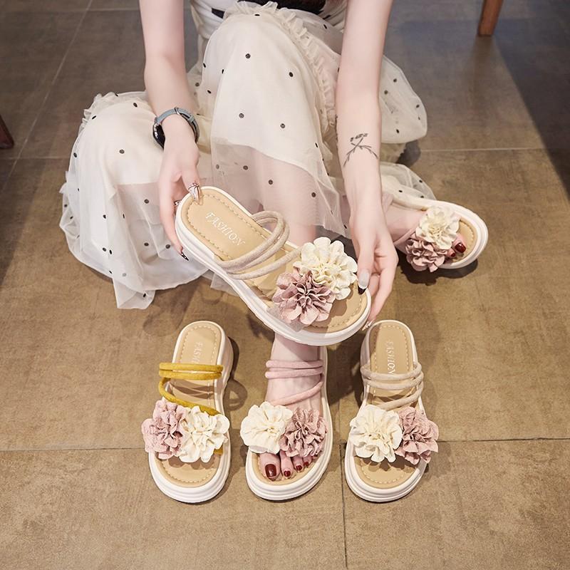 Two-color flower platform slippers female 2025 summer new Korean version fairy wind flat bottom student fashion beach cool slippers