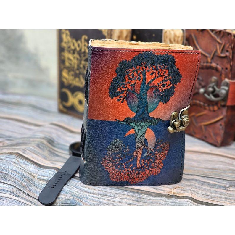 

Кожаный блокнот, Древо Жизни, с принтом на кожаной обложке Чистые страницы, Личный дневник для записей, Подарок для него кожаный гримуар 7 x 5 in