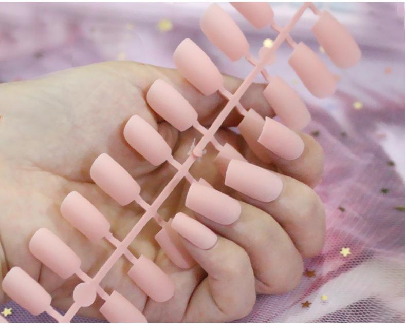 24 pezzi / set fai da te unghie rapide testa piatta lunga satinata opaca unghie finte strisce multicolori manicure con usura finita