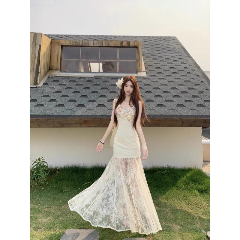 Französisches Schwermetall-Blumen-Spitzen-Netz-Spleiß-Hosenträgerkleid Damen Sommer Strandurlaub Temperament Fischschwanzkleid
