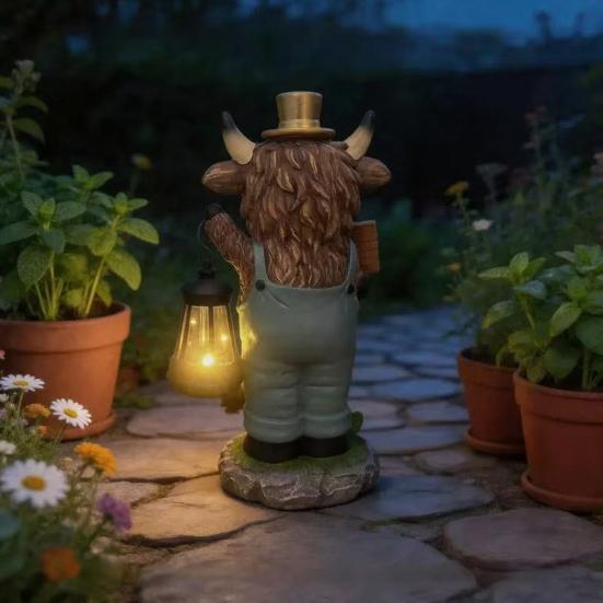 Højlands-ko Havefigur med Solcellelanterne, Velkommen til Min Have Udendørs Harpiks-ko Skulptur til Gårdhave Have Terrasse Græsplæne Dekoration