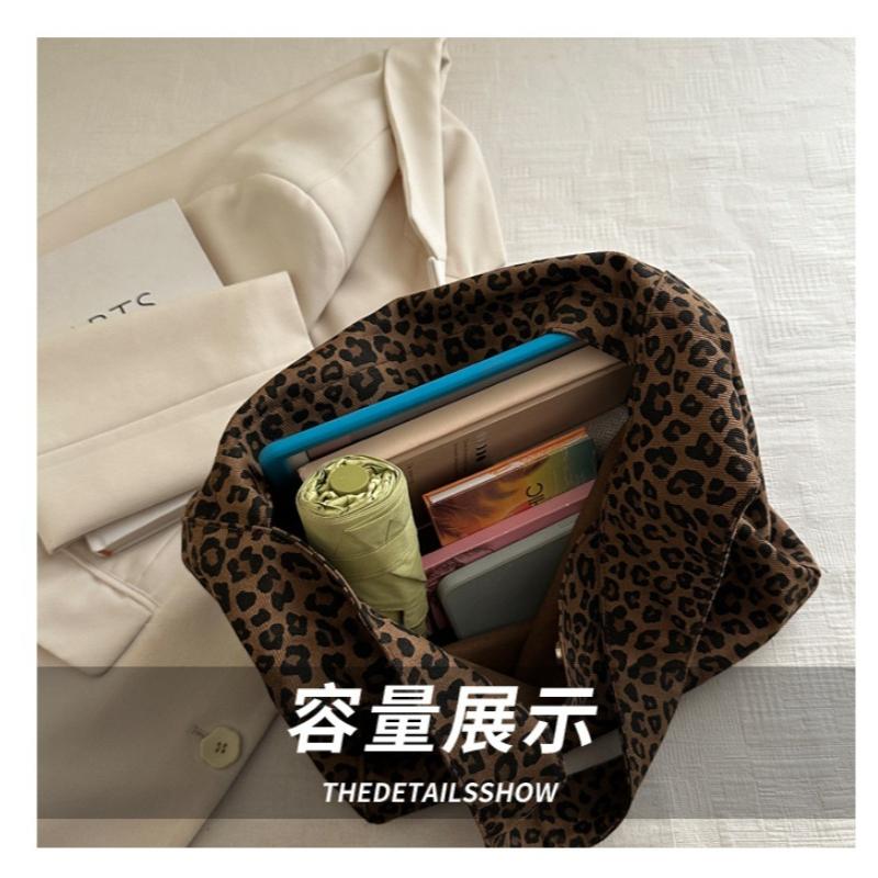 Leopard Pattern Tote Bag Vintage Wide Strap Bucket Large Capacity Crossbody Bags for Commute Outings Female Underarm Purse Bag